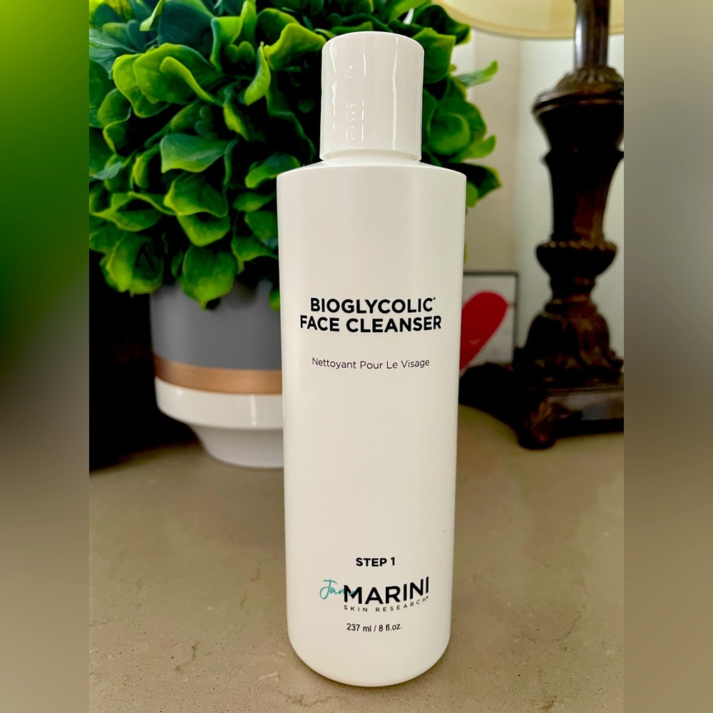 Jan Marini Bioglycolic® Face Cleanser. Never used. 
AUTHENTIC
8 fl. oz.